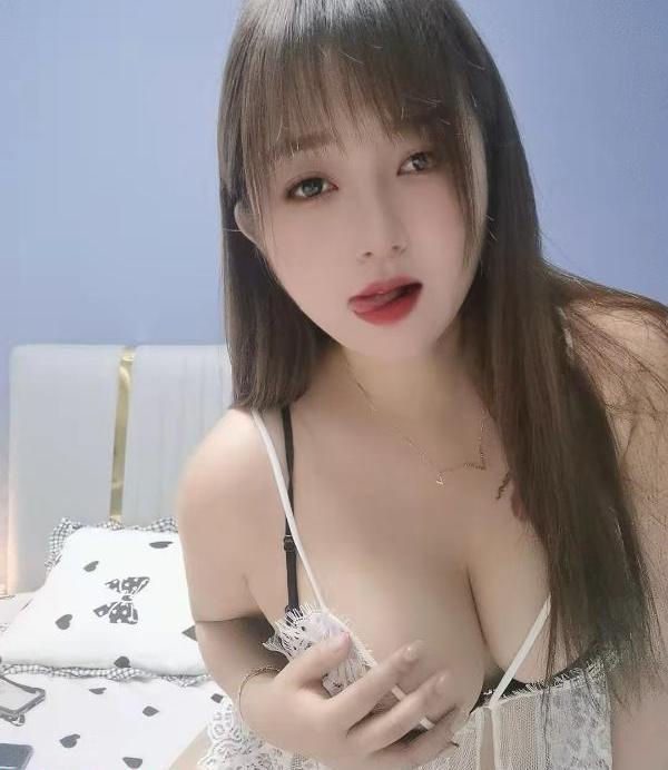 丰满的小骚妹 